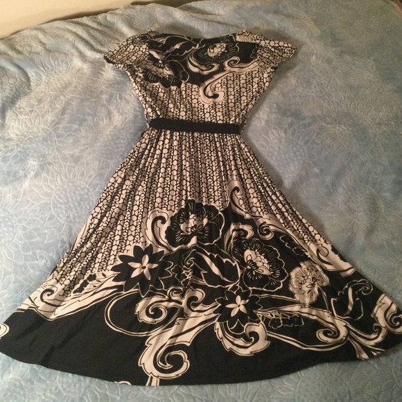 Black and White aFloral Dress by Janette - Picture 4 of 11